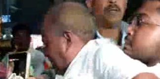 অনশনমঞ্চে কাছে শ্লীলতাহানি, মদ্যপ প্রৌঢ়কে পুলিশে দিল জুনিয়ররা