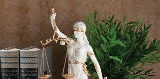 ন্যায়ের মূর্তি বদল, প্রশ্ন বার অ্যাসোসিয়েশনের