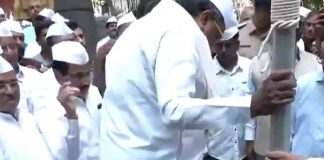 তেরঙ্গা হাতে সিদ্দারামাইয়ার জুতো বাঁধলেন কংগ্রেস কর্মী