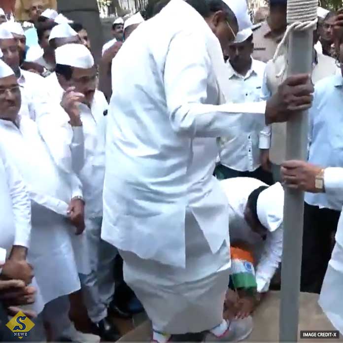তেরঙ্গা হাতে সিদ্দারামাইয়ার জুতো বাঁধলেন কংগ্রেস কর্মী