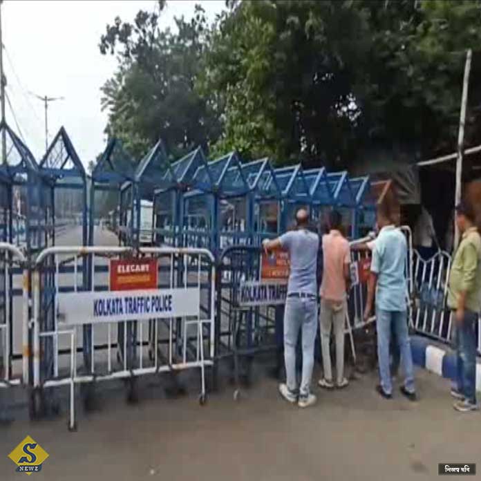 শিকলে বাঁধা ব্যারিকেড, বাস রেখে বন্ধ রাস্তা, দ্রোহ রুখতে দুর্গ রাসমণি
