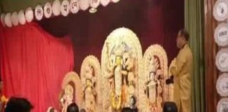 বিশ্বে দুর্গোৎসবে মাতোয়ারা বাঙালিরা, প্রতিবাদও