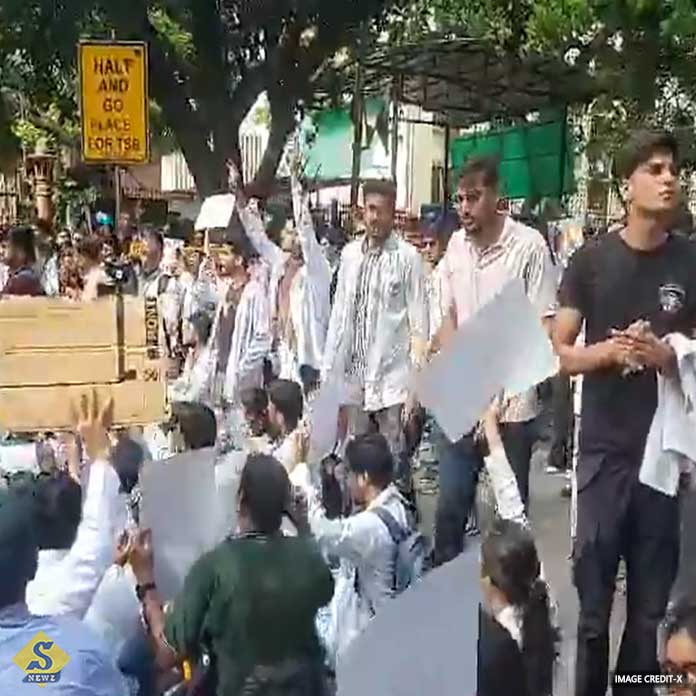 স্বাস্থ্যসচিবকে সরাতেই হবে, দাবি দিল্লির ডাক্তারদের 