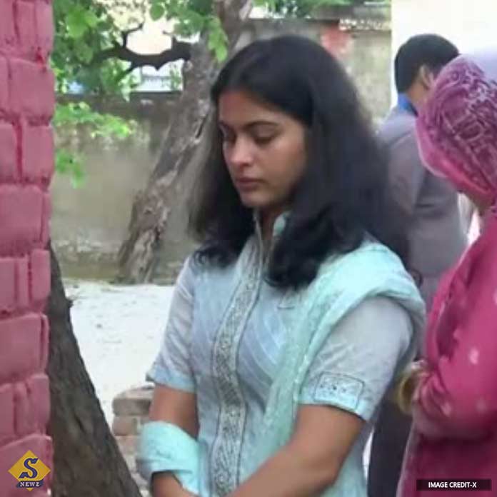 জীবনের প্রথমবার ভোট দিলেন মনু ভাকের