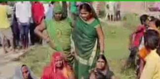 পুত্রের কাটা মাথা নিয়ে রাস্তায় বসে মা