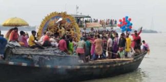 মাঝগঙ্গায় শোভাবাজার রাজবাড়ির নিরঞ্জন, কাদা ছুড়ে দশমীও