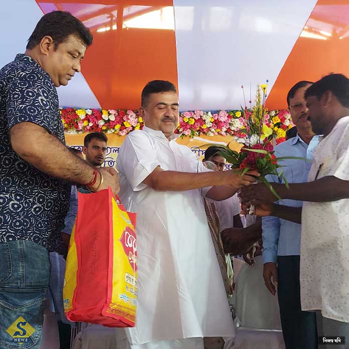 Puja-gift-of-martyr-family-in-Nandigram