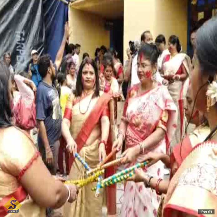 বাগবাজারে সিঁদুর খেলা, অন্য মুডে শশী  