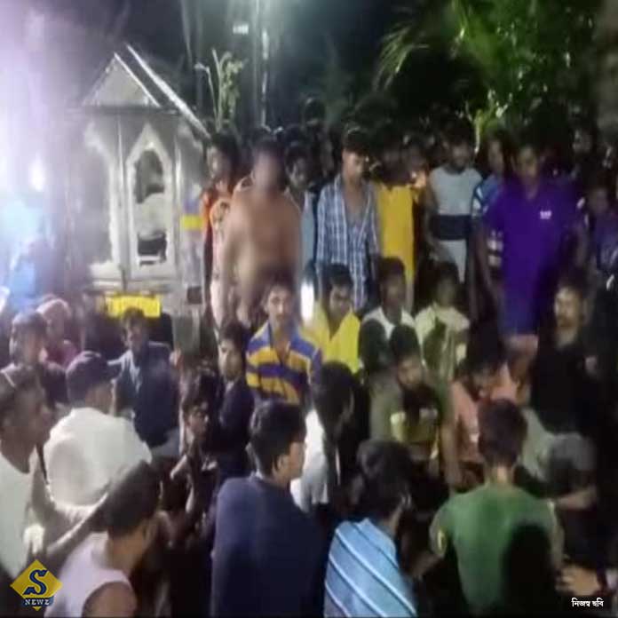 কুলতলিতে নির্যাতিতার দেহ রেখে রাতভর বিক্ষোভ-অবরোধ 