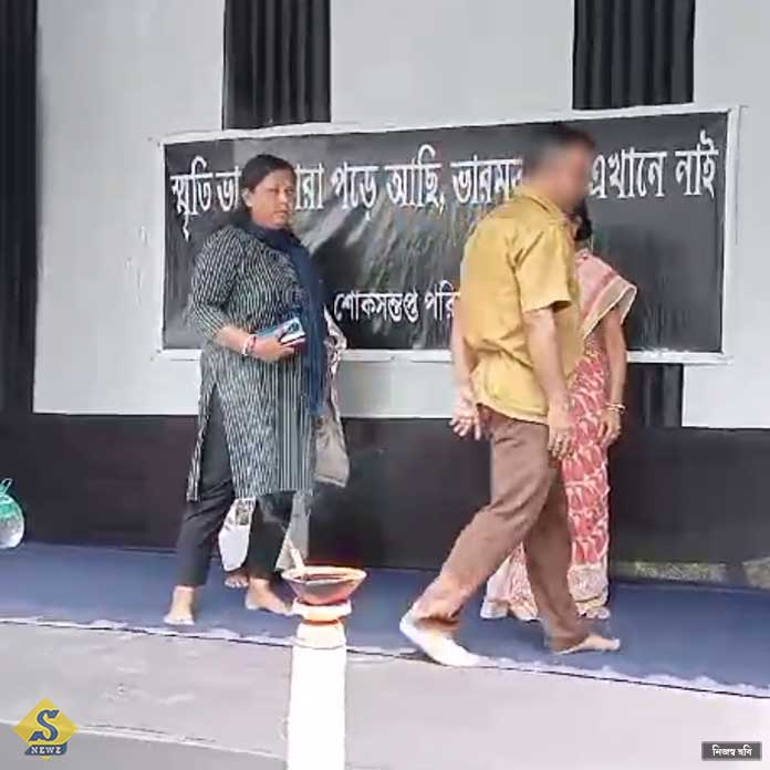 মেয়ের সুবিচার চেয়ে ষষ্ঠী থেকে ধর্নায় নির্যাতিতার বাবা-মা