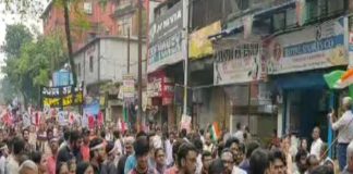 ডাক্তারদের মিছিলে সাধারণ মানুষের জোয়ার