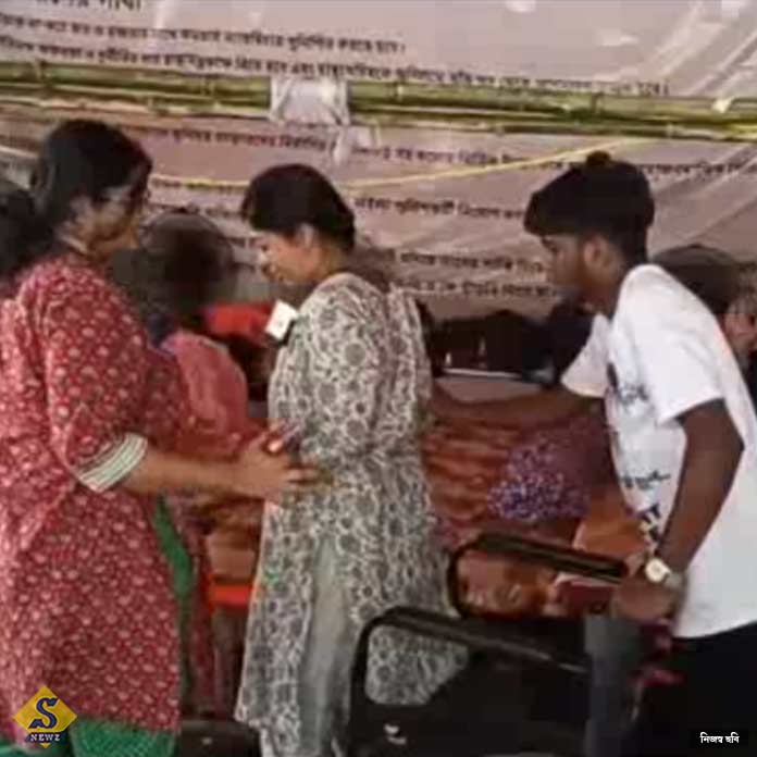 ধর্মতলার অনশন মঞ্চে ১২ ঘণ্টা না খেয়ে সিনিয়ররাও