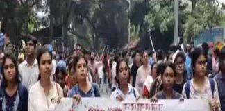 রাস্তায় বসে বিক্ষোভ, পুলিশকে স্লোগান জুনিয়রদের, ধুন্ধুমার ধর্মতলা