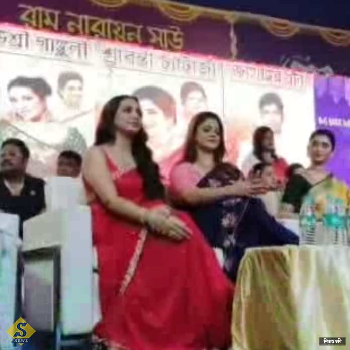 শুভশ্রী-শ্রাবন্তীদের গলায় ইউ ওয়ান্ট জাস্টিস, ম্যাডক্স স্কোয়ারেও