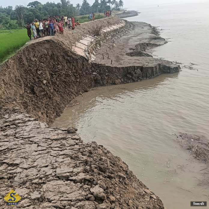 বাঁধে ধস, ক্ষোভে মন্ত্রী বঙ্কিম হাজরা, তলিয়ে গেল জেসিবি     