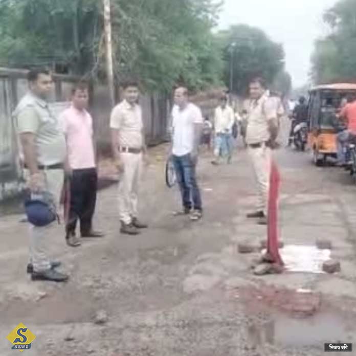 বান্ধবীকে নিয়ে রাস্তায় ছুরি দিয়ে প্রেমিককে কুপিয়ে খুন মহিলার