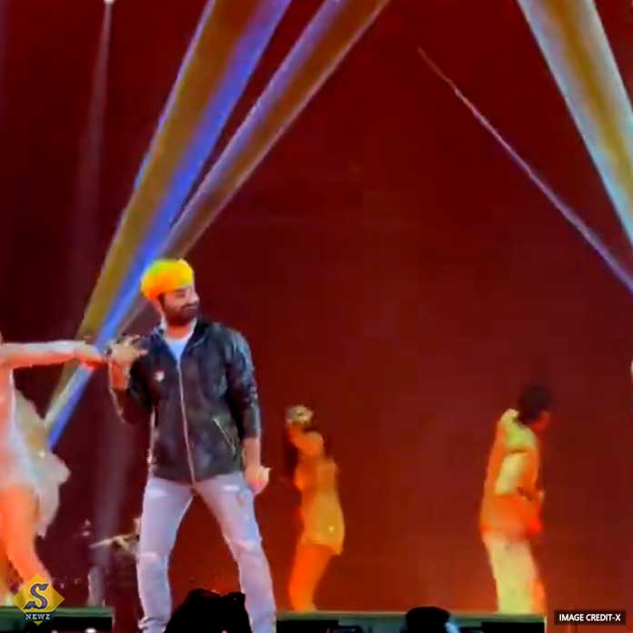 Arijit also captivated the stage with his dance moves. Arijit also captivated the stage with his dance moves.
