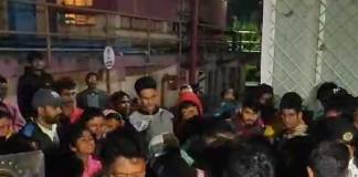 গাফিলতিতে ছাত্রের মৃত্যু, জোকা ইএসআইয়ে বিক্ষোভ GAFILOTITE CHATRIR MRITYU
