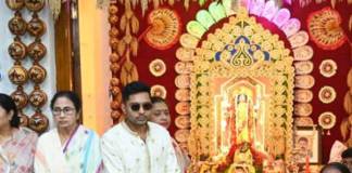 অস্ত্রোপচারের পরে কালো চশমায় মুখ্যমন্ত্রীর বাড়িতে অভিষেক