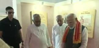 আদিবাসীদের সঙ্গে বাদ্যযন্ত্র বাজালেন মোদী