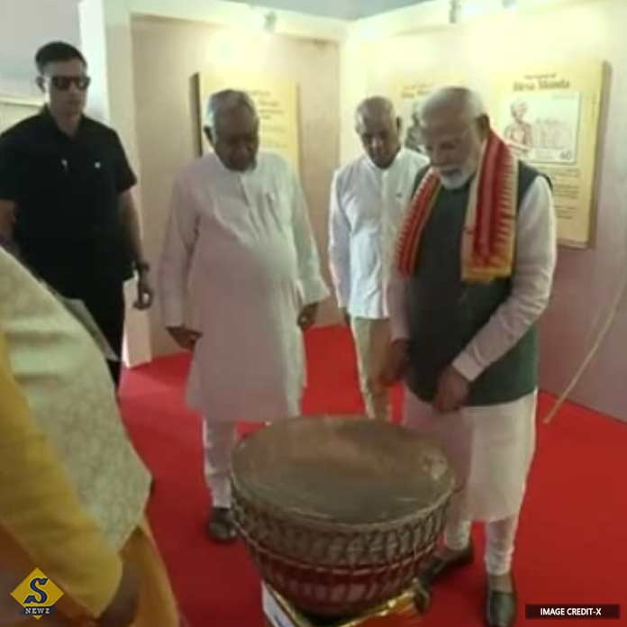 আদিবাসীদের সঙ্গে বাদ্যযন্ত্র বাজালেন মোদী 