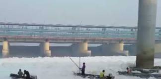 উদ্বেগজনক দিল্লি দূষণ, সাদা ফেনা যমুনায়