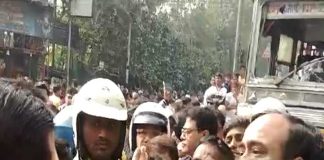 দুই বাসের রেষারেষিতে জখম মহিলা, ধুন্ধুমার তেলেঙ্গাবাগানে