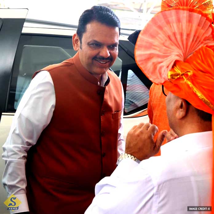 মহাজটের ইতি, মহারাষ্ট্রের মুখ্যমন্ত্রী ফড়ণবিসই