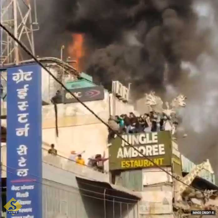 Fire-breaks-out-at-Delhi-restaurant,-students-jump-to-save-their-lives