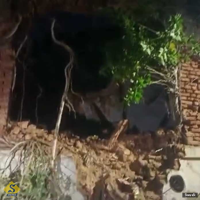 Part-of-an-old-house-collapsed-in-Kalighat