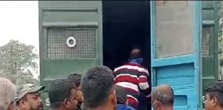 হুগলিতে গ্রেফতারে যাওয়া পুলিশের গাড়ি ভাঙচুর,মার