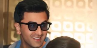 ক্যামেরা দেখেই পোজ রাহার