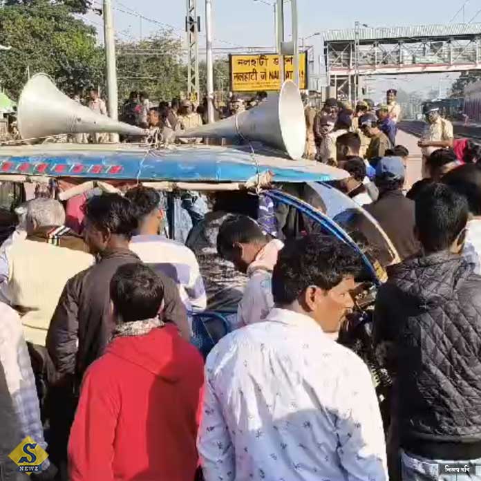 নলহাটিতে রেল অবরোধ, থমকে বন্দে ভারত-সহ বহু ট্রেন