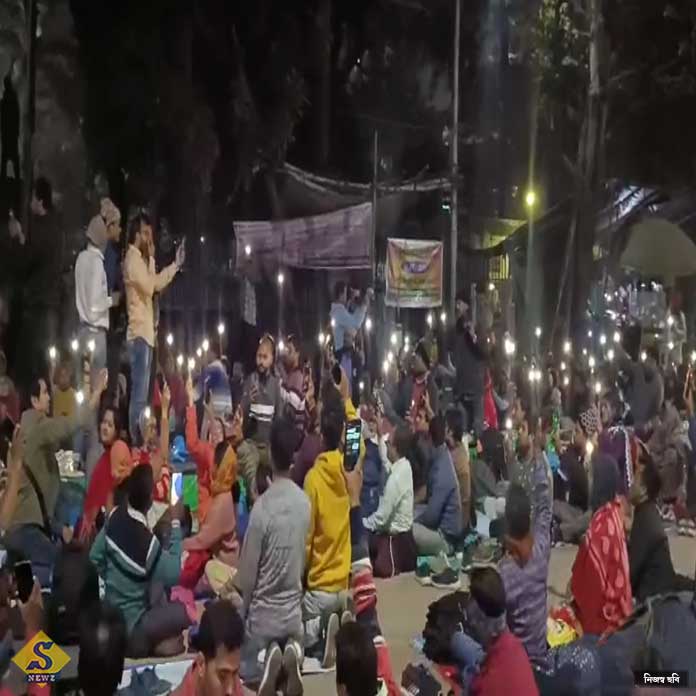 SLST_Protest-by-lighting-lights-and-drawing-various-pictures