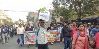 চাকরি হারিয়ে পথে এসএলএসটি চাকরিপ্রার্থীরা
