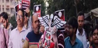 বিচারের দাবি থেকে স্বাস্থ্যভবনের নিষ্ক্রিয়তা, ফের পথে জুনিয়ররা