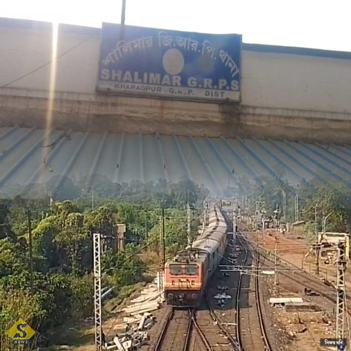 train-er-dhakkar-tarunir-mrittu