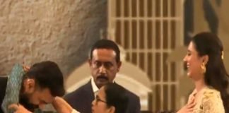 চলচ্চিত্র উৎসবের মঞ্চে রুক্মিণীর উত্তরীয় দেবের গলায়, সৌজন্যে মুখ্যমন্ত্রী