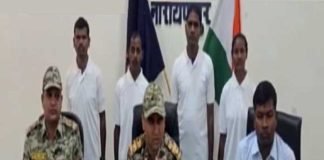 মাথায় দাম ৩২ লাখ, আত্মসমর্পণ ৪ মাওবাদী নেতার