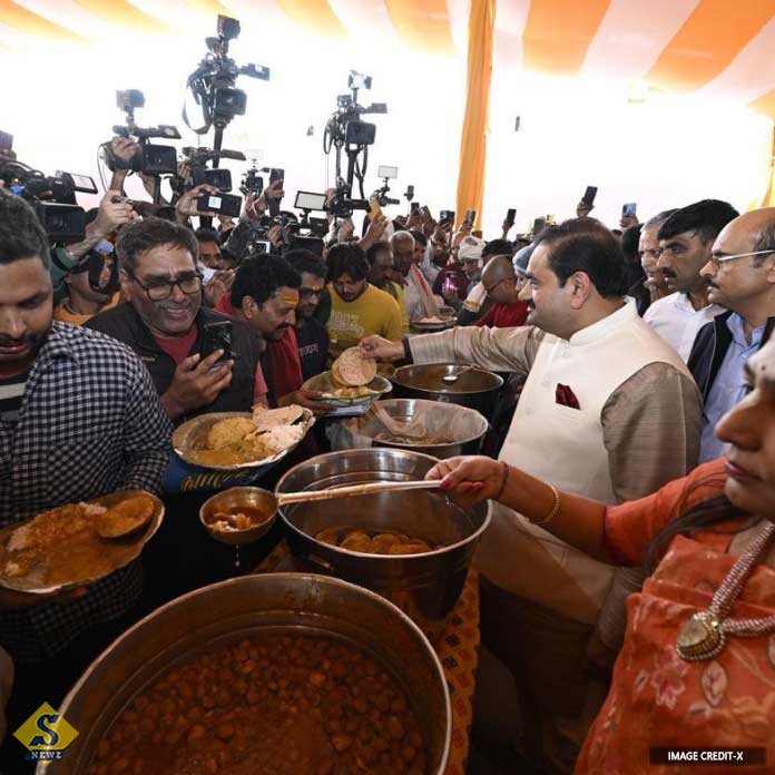 মহাকুম্ভে গিয়ে মহাপ্রসাদ বানালেন আদানি 