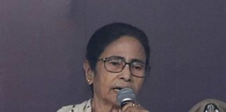 গরিবের বাড়ির দাওয়ায় বসুন, অফিসারদের মুখ্যমন্ত্রী