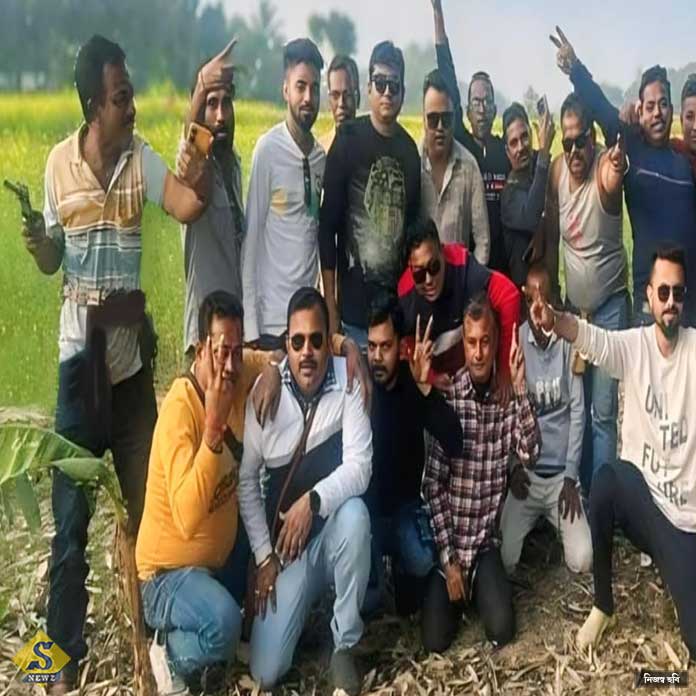 সরকারি আইনজীবী-তৃণমূল নেতার গ্রুপ ছবিতে অস্ত্রধারী