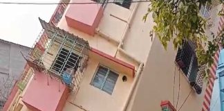 বাঘাযতীনে হেলে পড়ল চারতলা ফ্ল্যাটবাড়ি