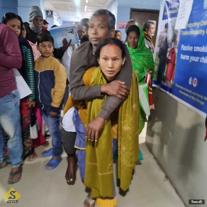 স্ত্রীর কাঁধে চেপে স্ক্যান করাতে গেলেন স্বামী