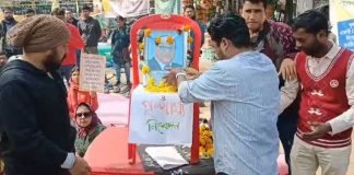 দণ্ডি কেটে, সংবিধানে মালা দিয়ে অনশনে চাকরিপ্রার্থীরা