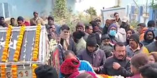 দুলালের শেষকৃত্যে বাধ ভাঙল ইংরেজবাজারে
