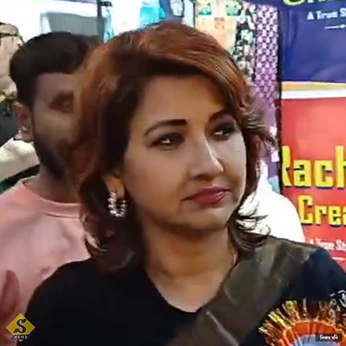 কিনলেই ছাড়, চুঁচুড়া মেলায় সাংসদ অভিনেত্রীর রচনা স্টলে