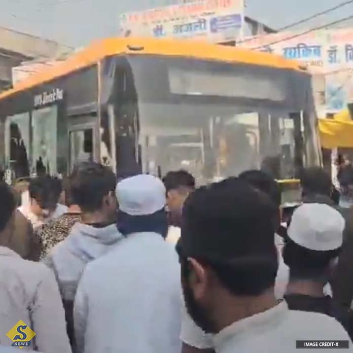 গাজিয়াবাদে বেপরোয়া বাসের ধাক্কায় ১ শিশু সহ মৃত ২