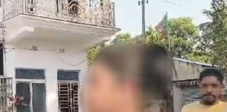 জীবন শেষ করে দিয়েছে, কাউন্সিলরের বাড়ির সামনে ধর্নায় মহিলা