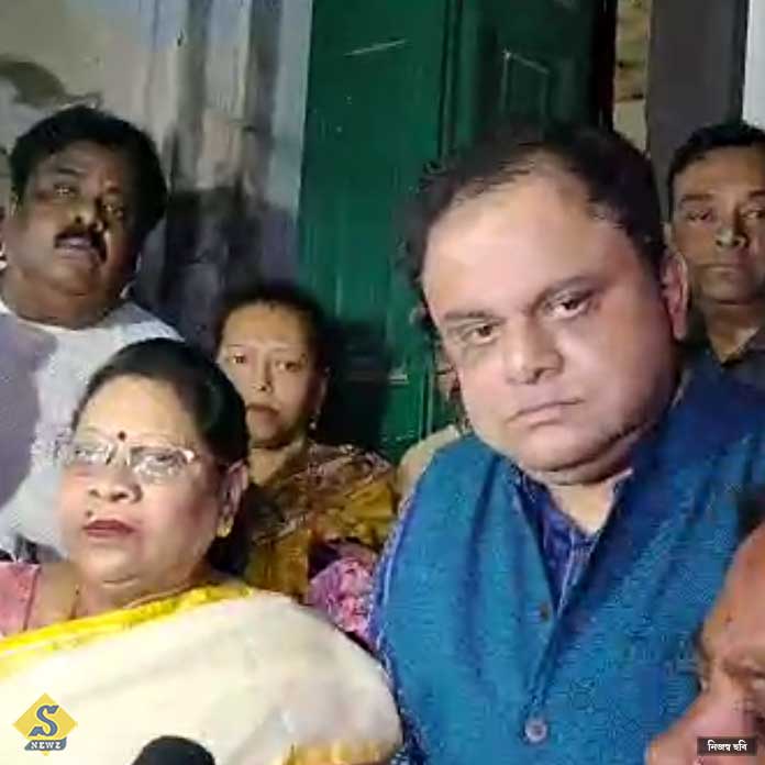 পুলিশি পাহারায় যোগেশচন্দ্রে পুজো, ব্রাত্য-মালার সামনে জাস্টিস স্লোগান